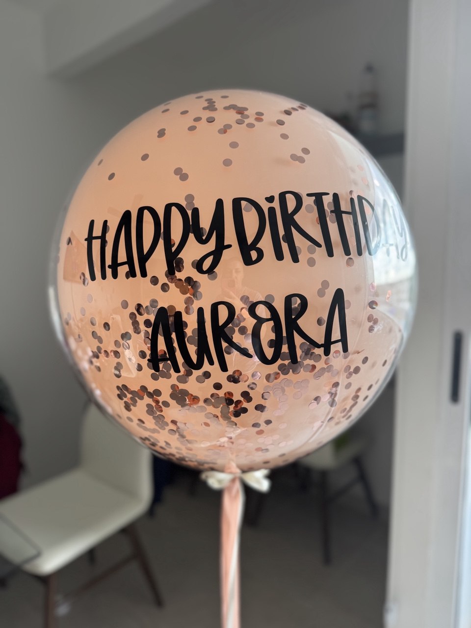 Globo doble burbuja color cameo con confeti y mensaje personalizado – entrega en Cancún, México