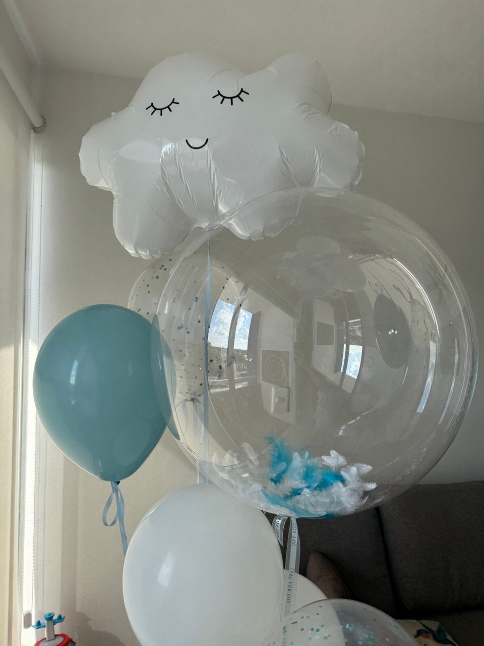 Personalized 24” clear balloon with blue feathers and message + options with 5 or 10 balloons and cloud – delivery in Cancun, Mexico