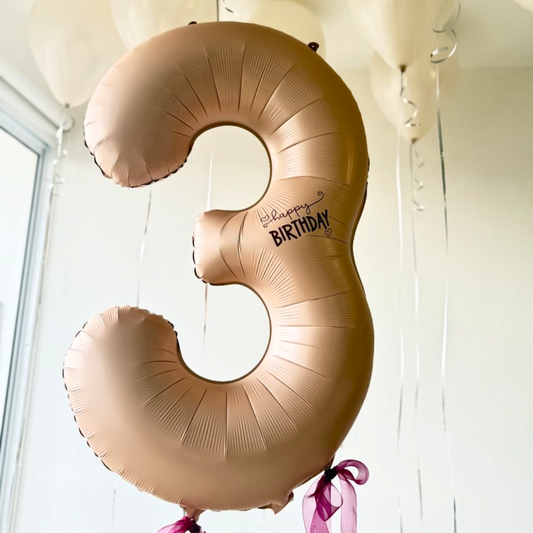 Cream colored metallic number with helium, ribbons and personalized message – delivery in Cancun, Mexico