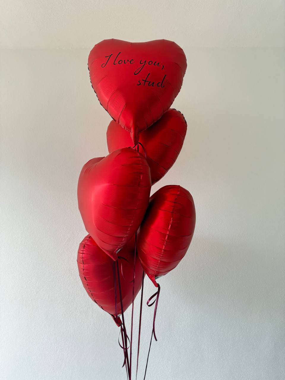 Bouquet of 5 metallic heart-shaped balloons with personalized message – delivery in Cancun, Mexico