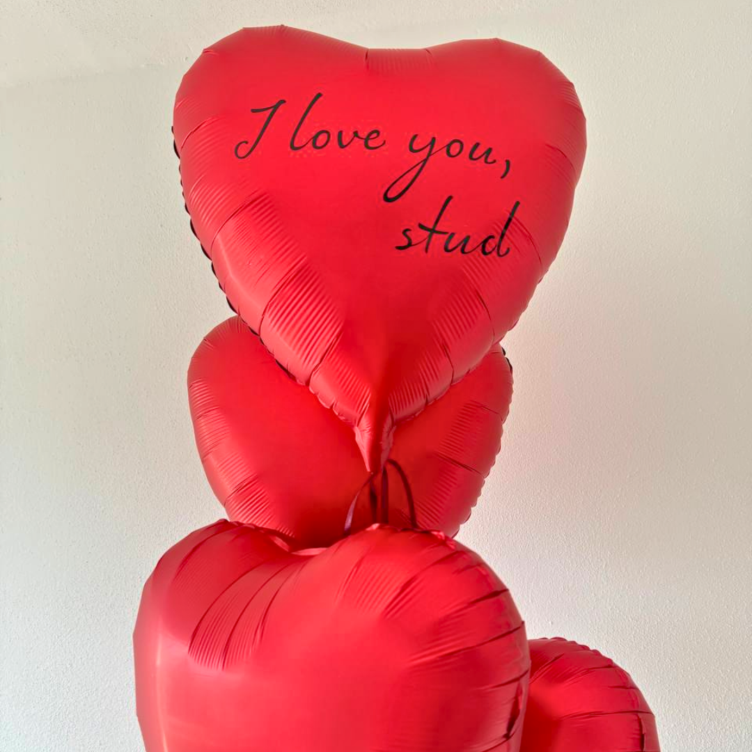 Bouquet of 5 metallic heart-shaped balloons with personalized message – delivery in Cancun, Mexico